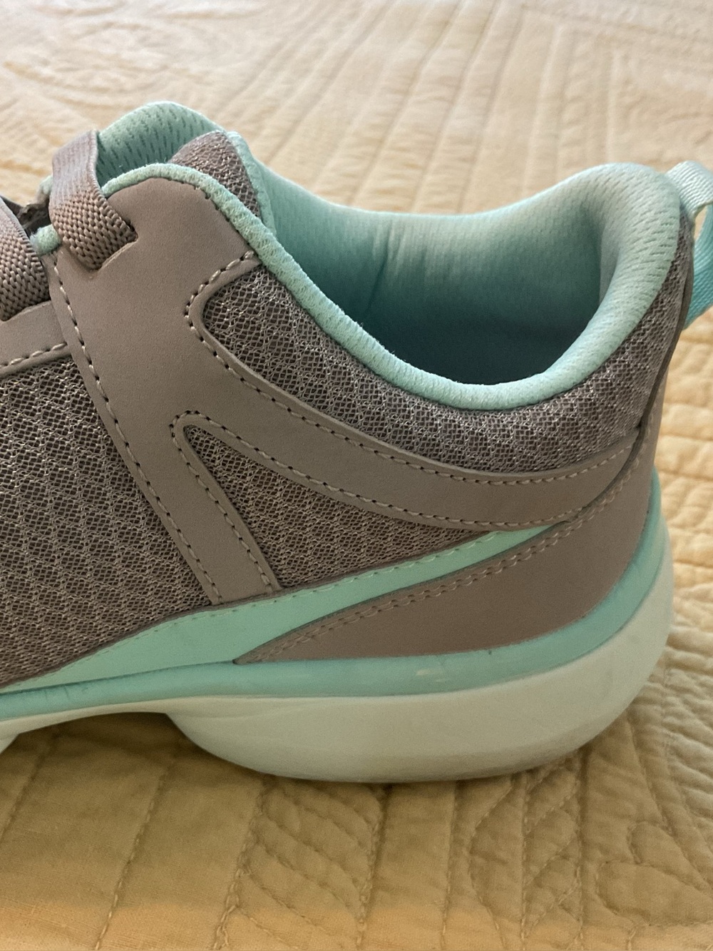 VIONIC KRISHA WALKING SNEAKERS SIZE 7.5 GRAY MESH W/TEAL GOOD PREOWNED - Picture 11 of 16